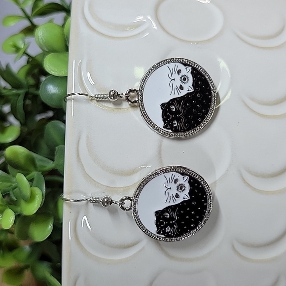 🔥LAST PAIR🔥 YIN & YANG CATS Charm Drop Earrings - Picture 1 of 7